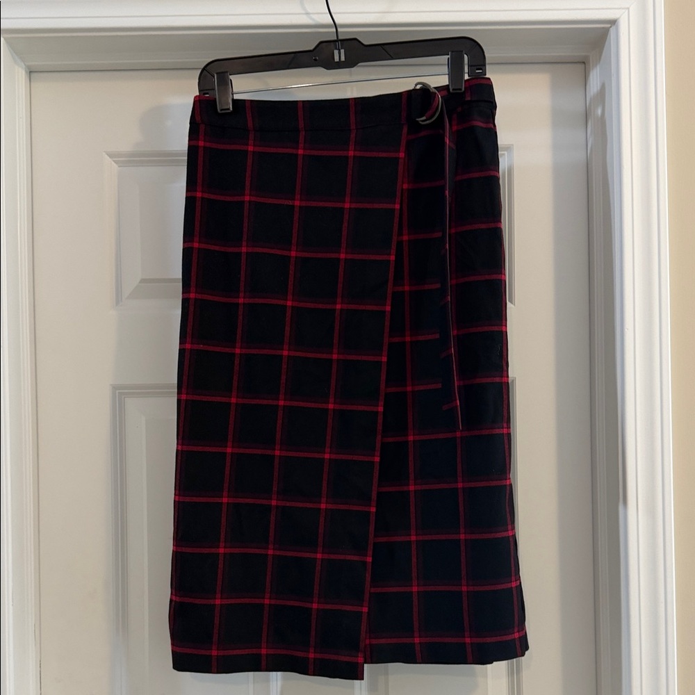 Banana Republic Factory in Plaid Black and Red Women's Skirt